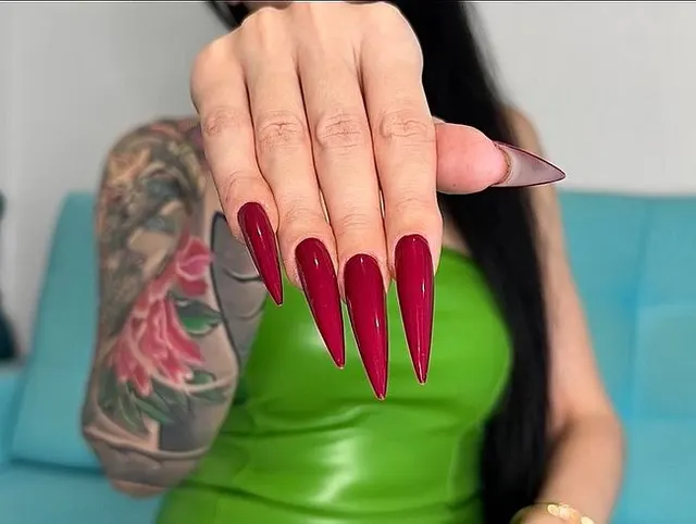 Neues rotes Outfit: Lange, scharfe Nägel, Krallen und ein enges Lederminikleid.
