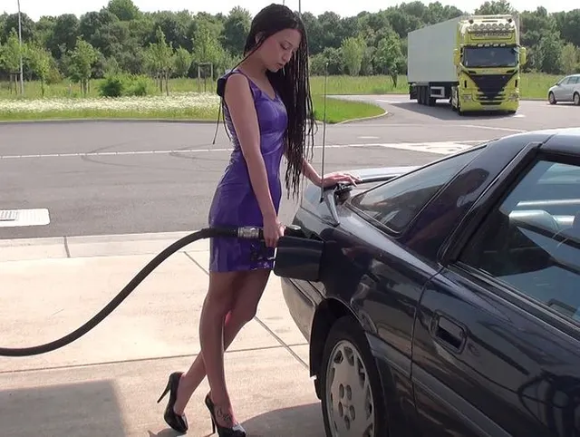Sexy an der Tankstelle! Hast du mich gesehen??