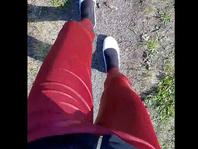 Unterwegs in schwarzen Nylons, rote Wetlookleggings und Ballerinas