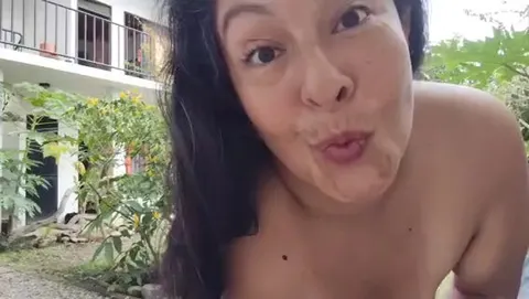 Um meine Hitze zu senken, nehme ich eine Dusche in meinem Garten.