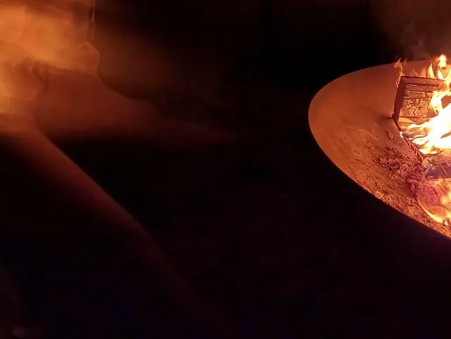POV Wir beide am Lagerfeuer