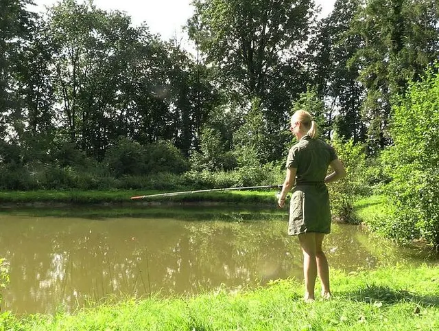 Blonde Anglerin macht es sich selber