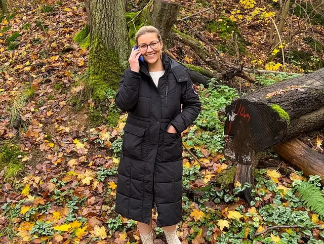 Übertrieben geile MILF Fotze squirtet outdoor