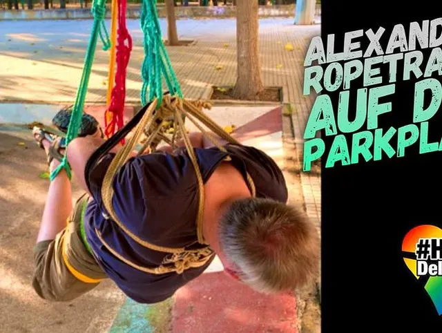 Alexander hängt auf dem Parkplatz