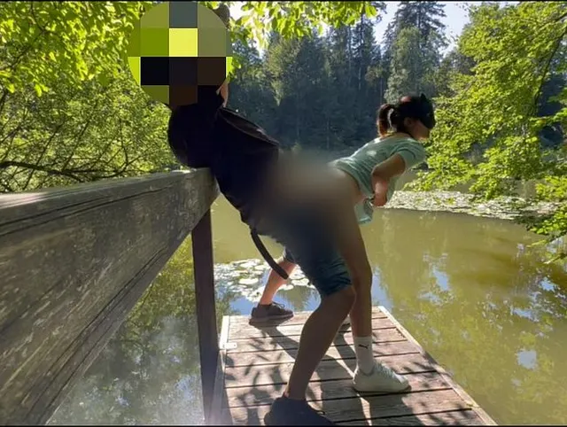 Fick auf einem öffentlichen Steg am helllichten Tag (10:37)