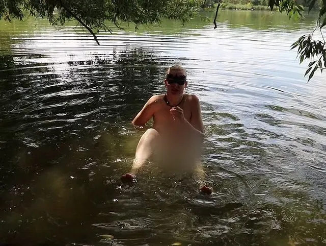 Wetter für Badesee, Fkk ist ja klar. Schöne die Sonne auf der nackten Haut genießen.