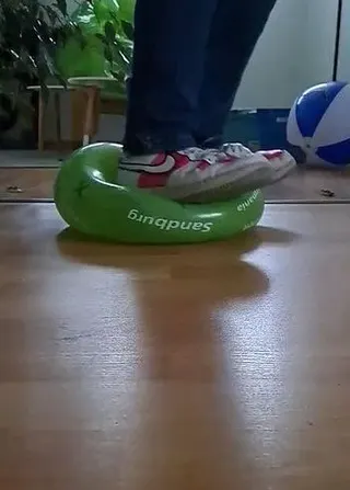 mit Turnschuhe zerstört er den Ball