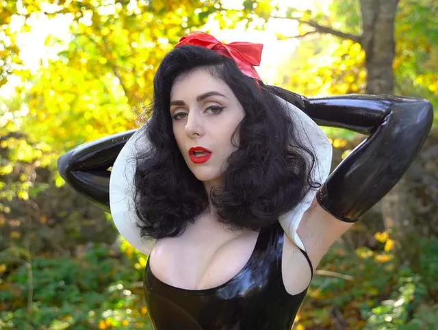 Schneewittchen in Latex