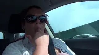 was Frau nicht alles beim Autofahren machen kann