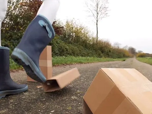 Crushing boxes in wellie - Karton crushing in Gummistiefel