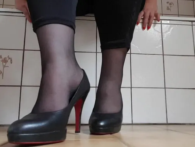 Fußerotik mit schwarzen Nylons und Heels