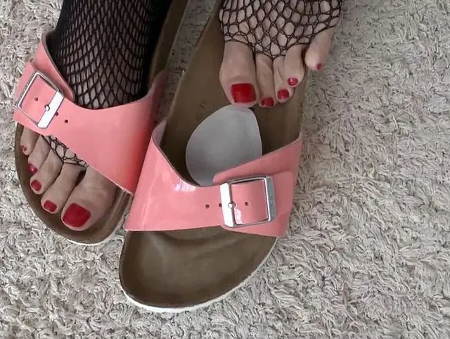 Tropfen Pelotten und flache Slippers, Netzstrümpfe