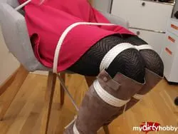 Die süße Larissa ist gefesselt