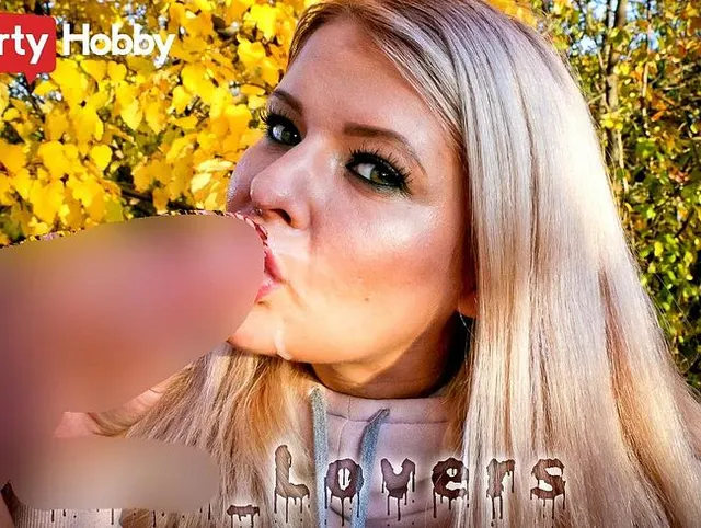 Diese sexy Blondine saugte in einem Herbstpark und bekam Sperma auf Gesicht und Mund
