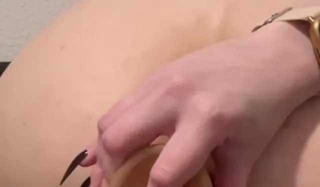 ich ficke mein geiles Arschloch von hinten und halte mir an die Muschi mein Vibrator dran
