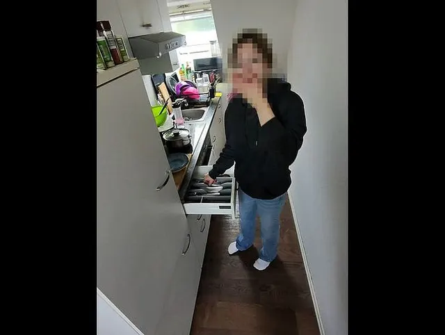 Er zieht sich einfach komplett vor mir aus und steht dann nackt in der Küche