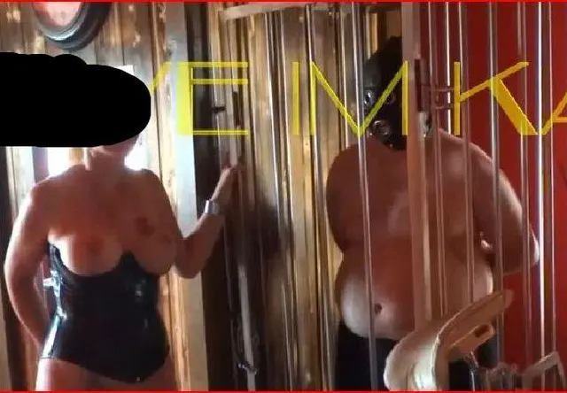 BDSM2-Sklave im Käfig