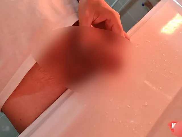 Kerl pisst ins Waschbecken