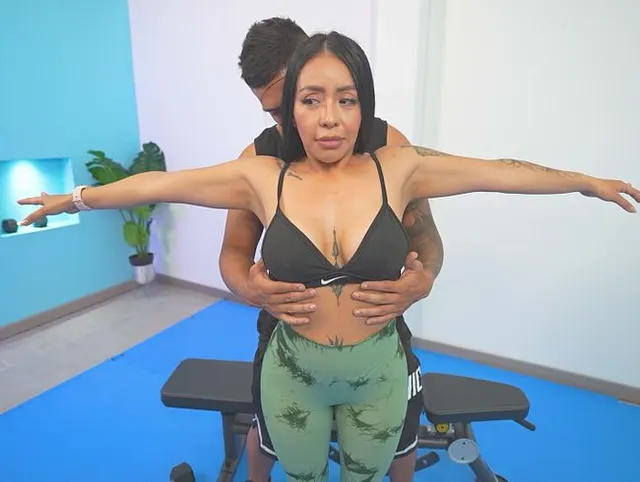 Zierliche kolumbianische MILF mit wunderschönen Brüsten reitet den Schwanz ihres Fitnesstrainers