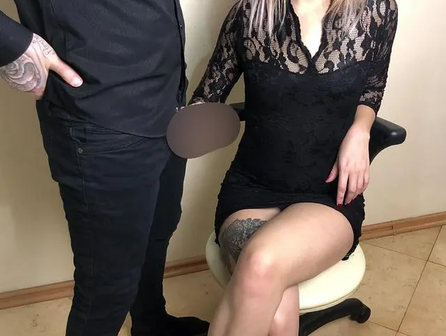 Fantastisches Babe wichst professionell den riesigen Schwanz des Kavaliers ab