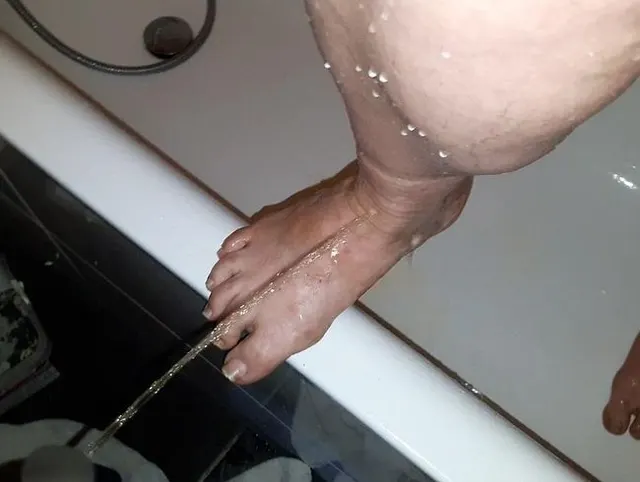Die Füße mit pisse geduscht