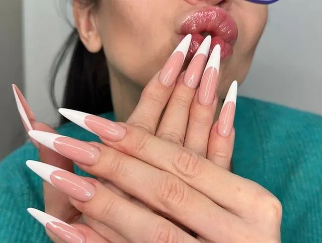 Fingerschnippen und -saugen, heiße französische Maniküre, lange Nägel, scharfe Krallen