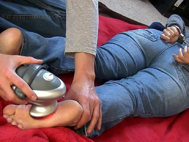 Entspann Dich - Sohlenmassage in Handschellen!