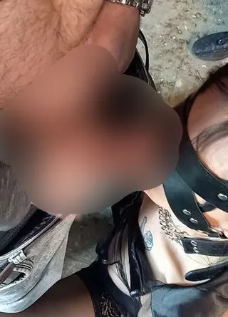 Ich liebe es hart und tief in Mund gefickt zu werden. Hände gefesselt