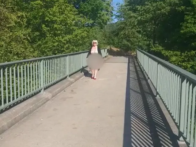 fast nackt auf der autobahnbrücke