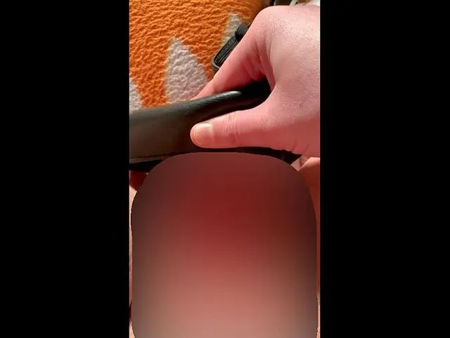 großer Dildo in feuchter Muschi