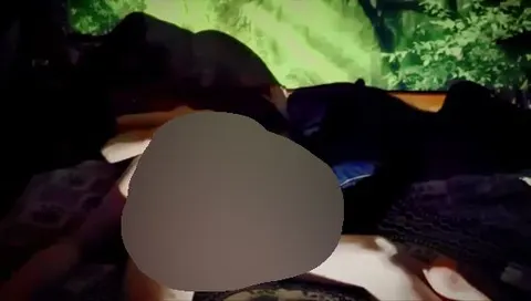 Er fingert meine geile,nasse Pussy während ich in Doggy Position tot
