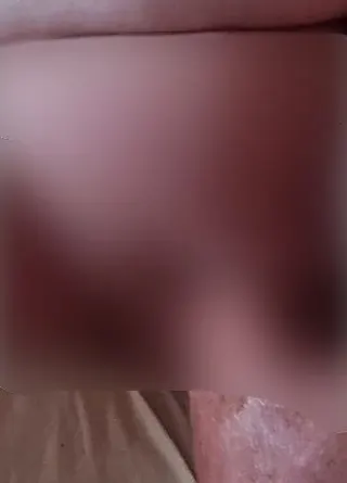 Mal schön die schmatzende Muschi massiert