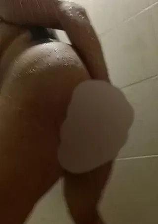Unter der Dusche ging es dann richtig ab und so geil wie ich war, habe ich es mir besorgt ????