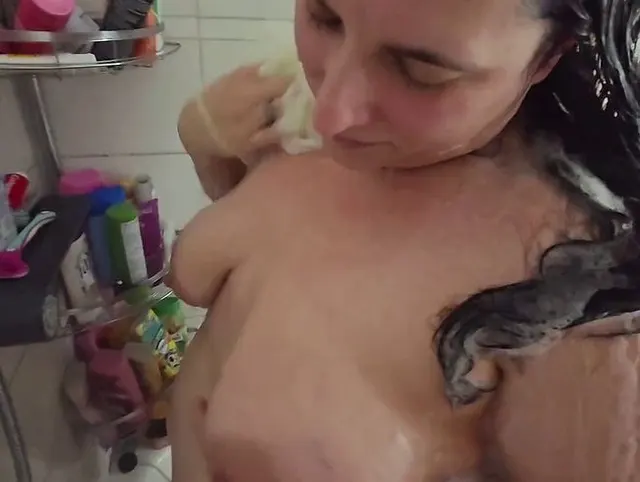 Ich creme mich unter der Dusche ausgiebig ein und lutsche dann seinen Schwanz, bis er mich anspritzt
