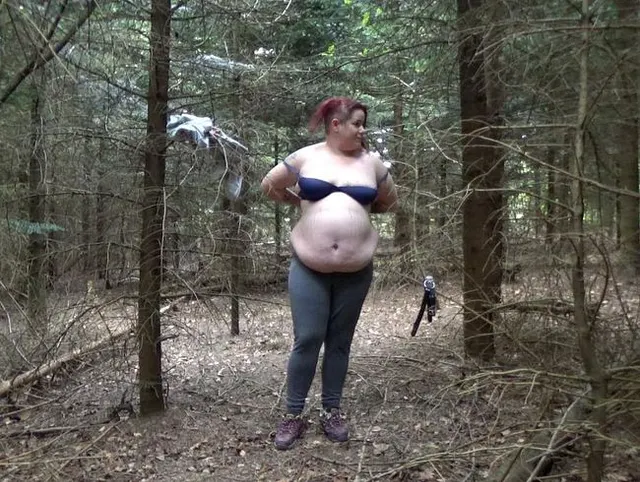 Nackt im Wald nahe Gehweg