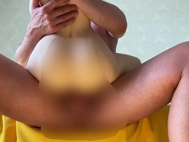Ich besuchte meine Stiefmutter und setzte ihre Puppenmuschi auf meinen Schwanz, bis ich darin abspritzte.