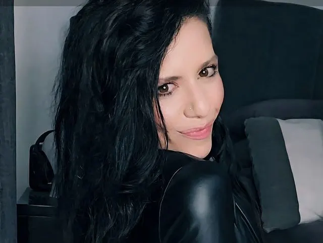 Natalie Carter, explizite Masturbationssitzung aus schwarzem Latex