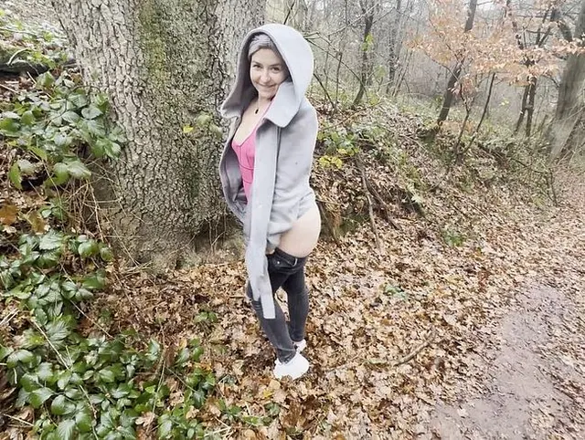 Eiskalt draußen – aber ihre Fotze ist schön warm! Creampie mit EmmaSecret im Nebel!