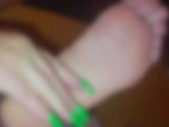 Ich schmiere Creme ein und streichle meine Sohlen