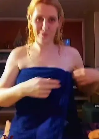 Beim Dusch geil geworden und es mir mit einem großen Schwanz besorgt