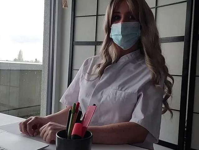 Amateur Ärztin verschreibt einen Fick für ihren Patienten mit großem Schwanz