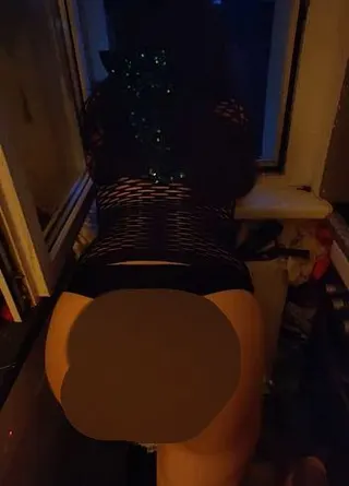 Warten auf IHN d: halbnackt im Morgengrauen aus dem Fenster spähen doch immer noch nichts zu sehen..