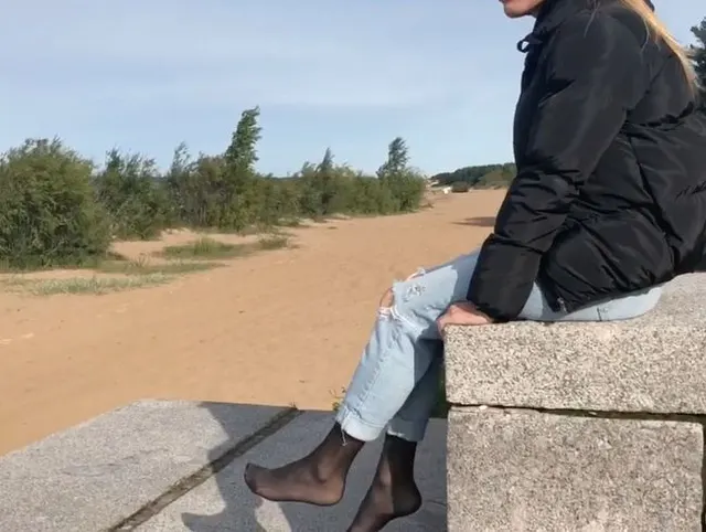 Nylonfeet am Strand im September - Nylons unter Jeans