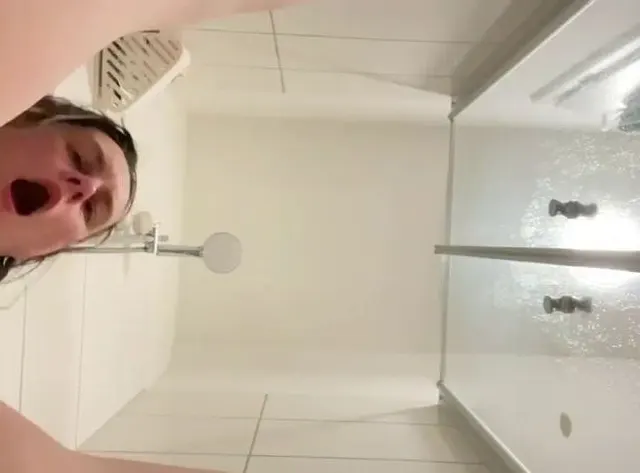 Analer Dildoritt in der Dusche mit lautem Stöhnen