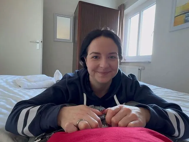Horny vom Nebenraum Emma schluckt alles!