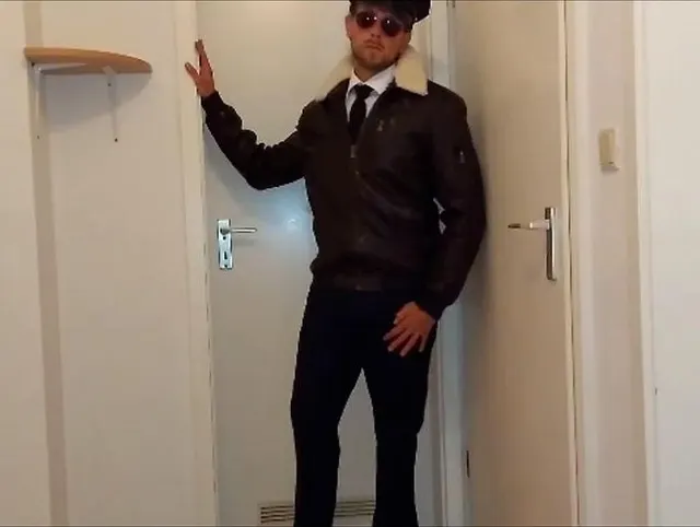 Der geile Pilot besorgt es sich selbst!