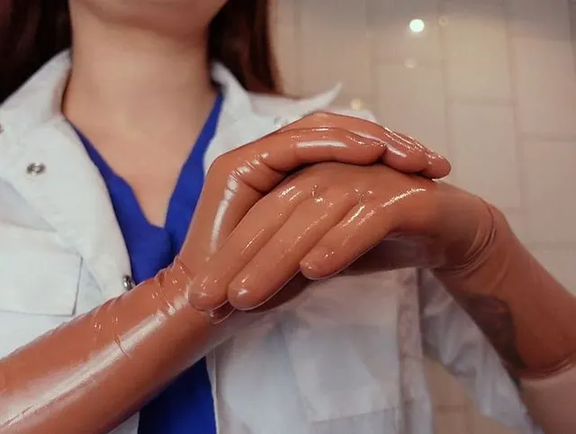 Fetisch mit braunen OP-Handschuhen, begleitet von JOI und Countdown