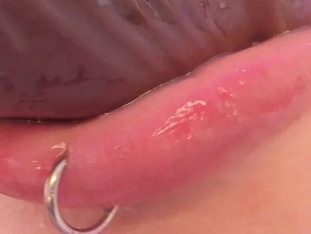 einen sehr sexy Blowjob geben, Nahaufnahme, mit Speichel spielen
