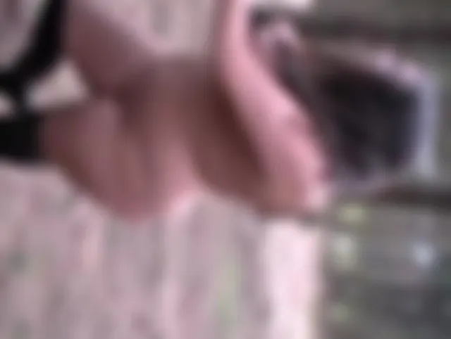 Strip und nackter Spaziergang im Wald