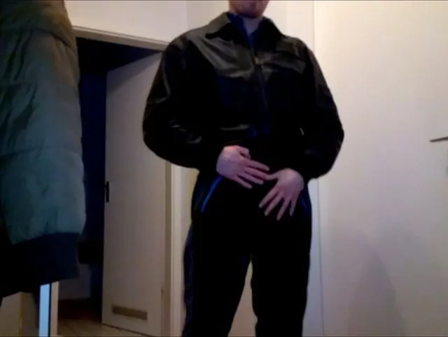 Geil in Lederjacke und Jogginghose abgewichst!